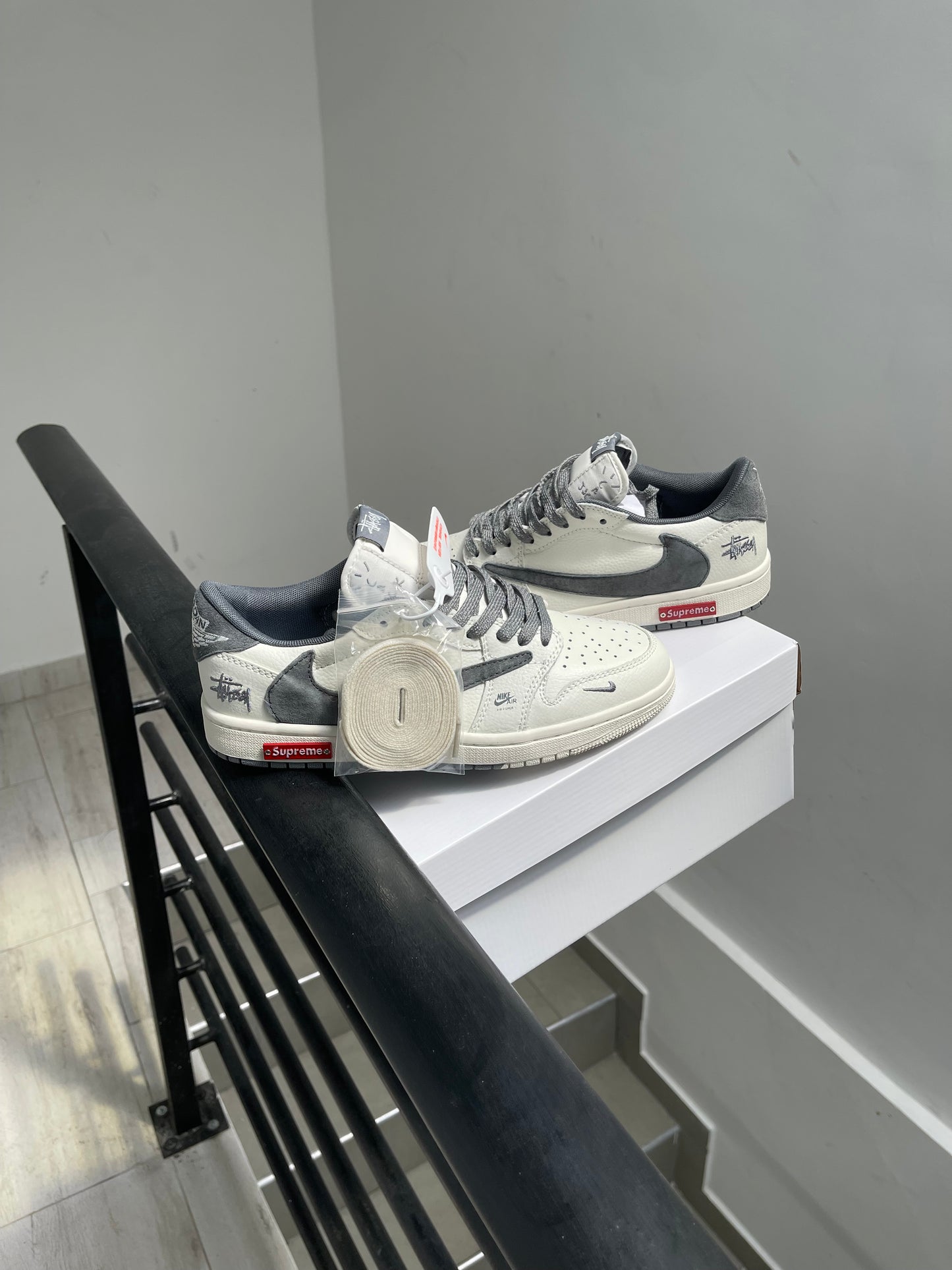 Jordan 1 Low Travis Scott x Supreme