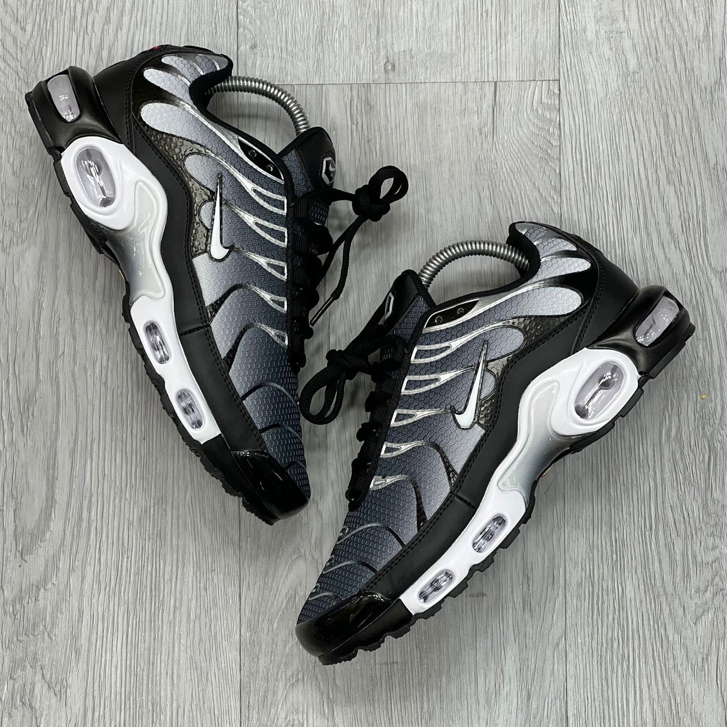 Nike TN Gris Negra (1.1)