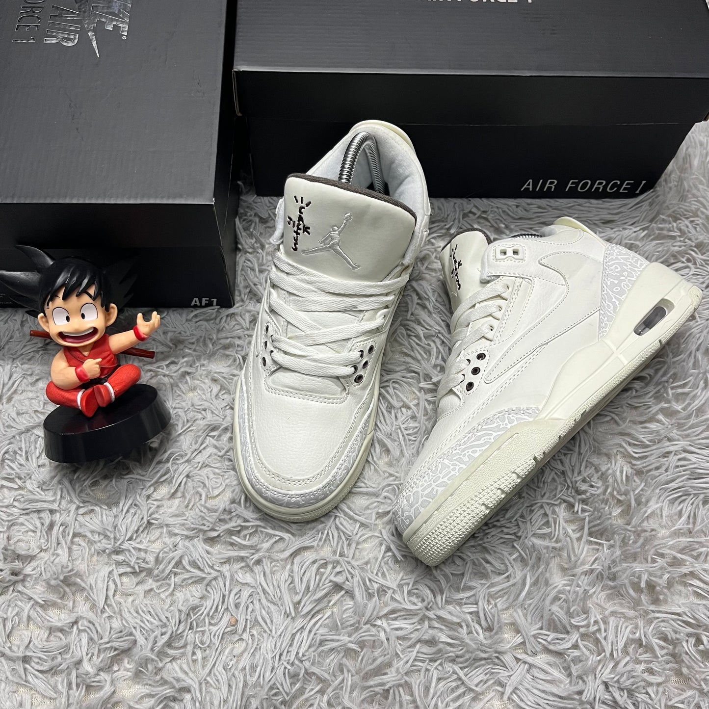 Air Jordan Retro 3 x Travis Scott (1.1)