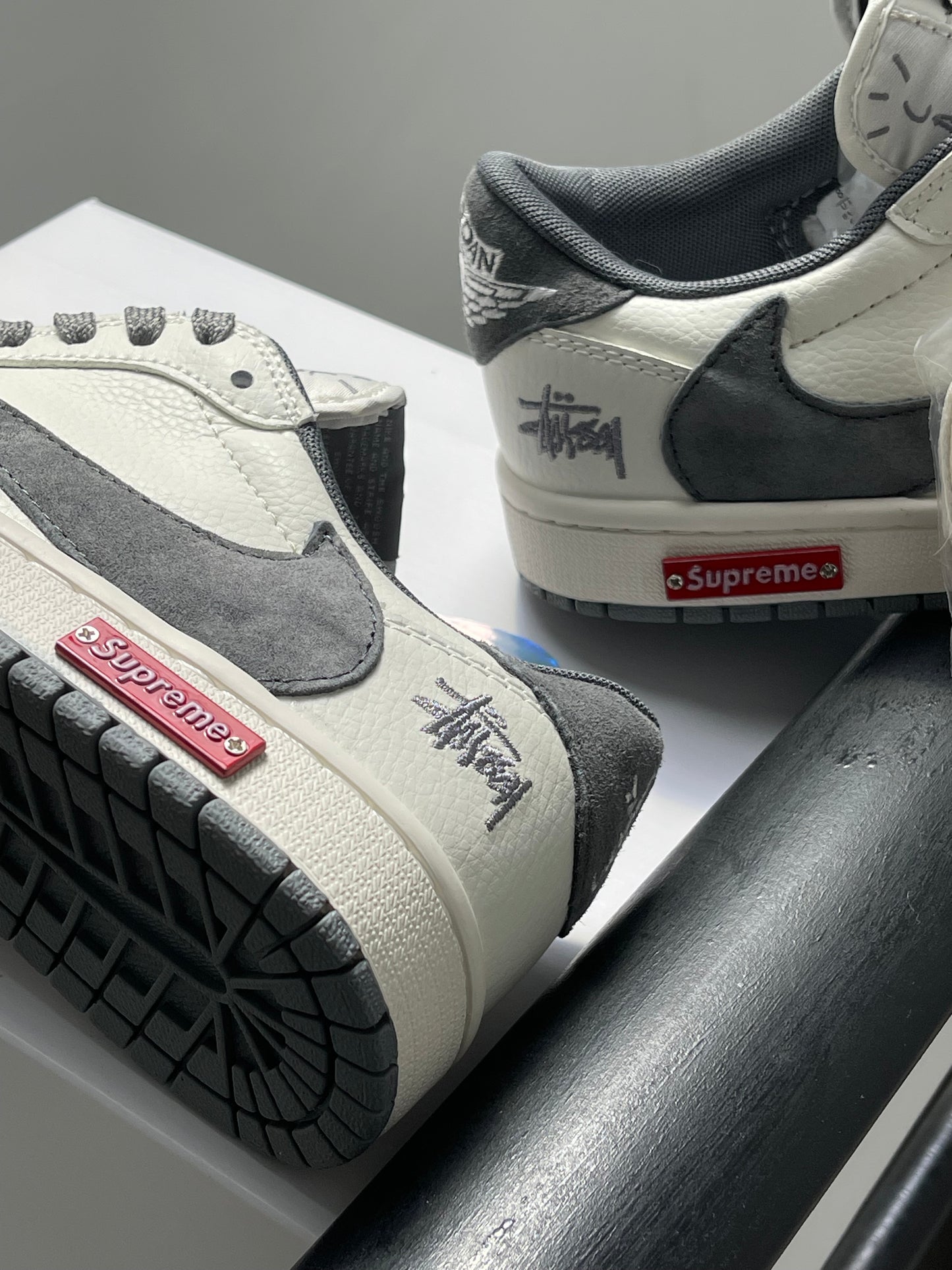 Jordan 1 Low Travis Scott x Supreme