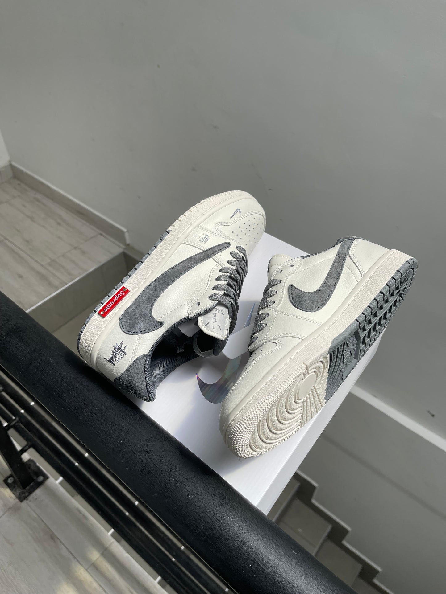 Jordan 1 Low Travis Scott x Supreme
