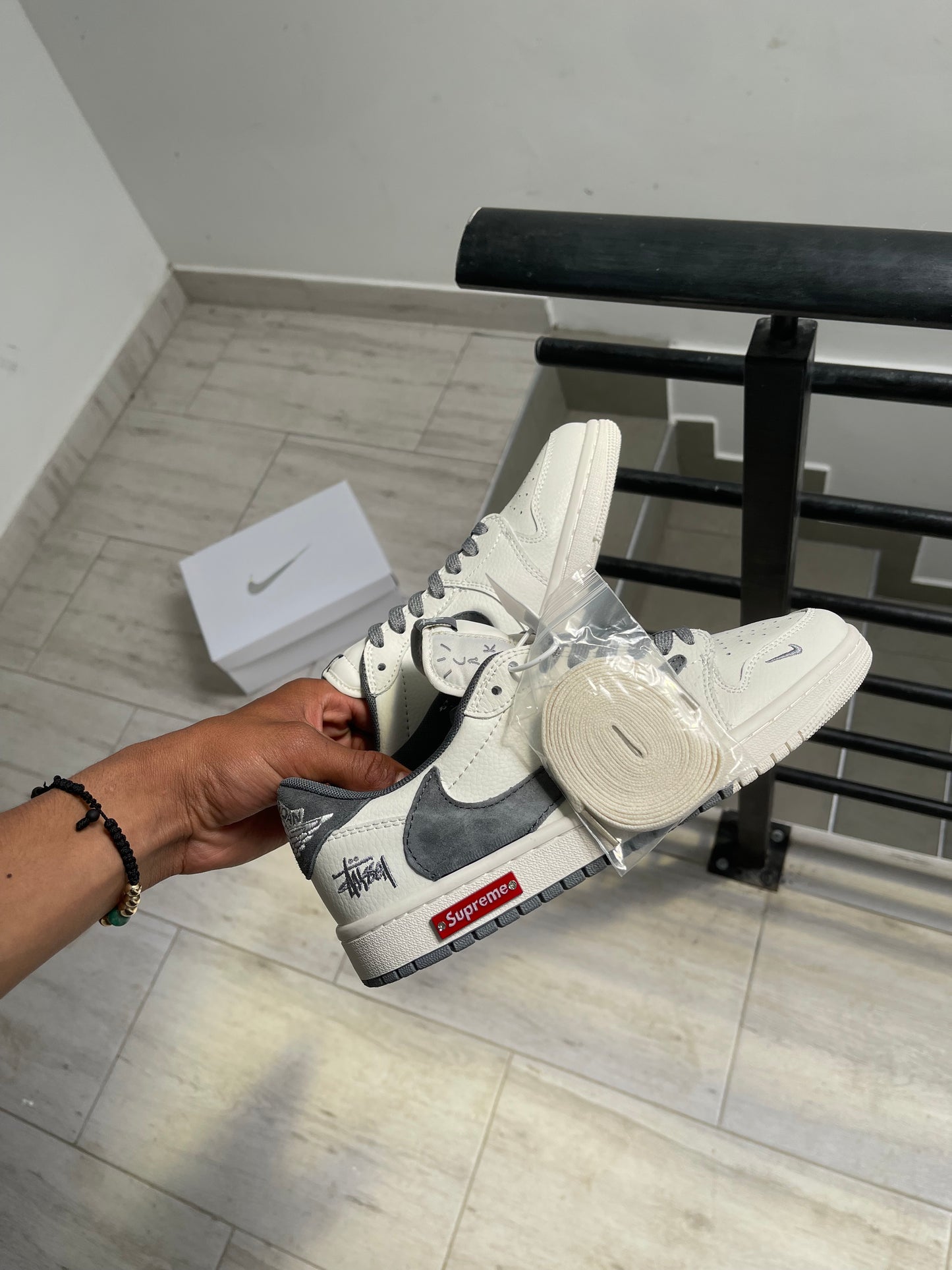 Jordan 1 Low Travis Scott x Supreme