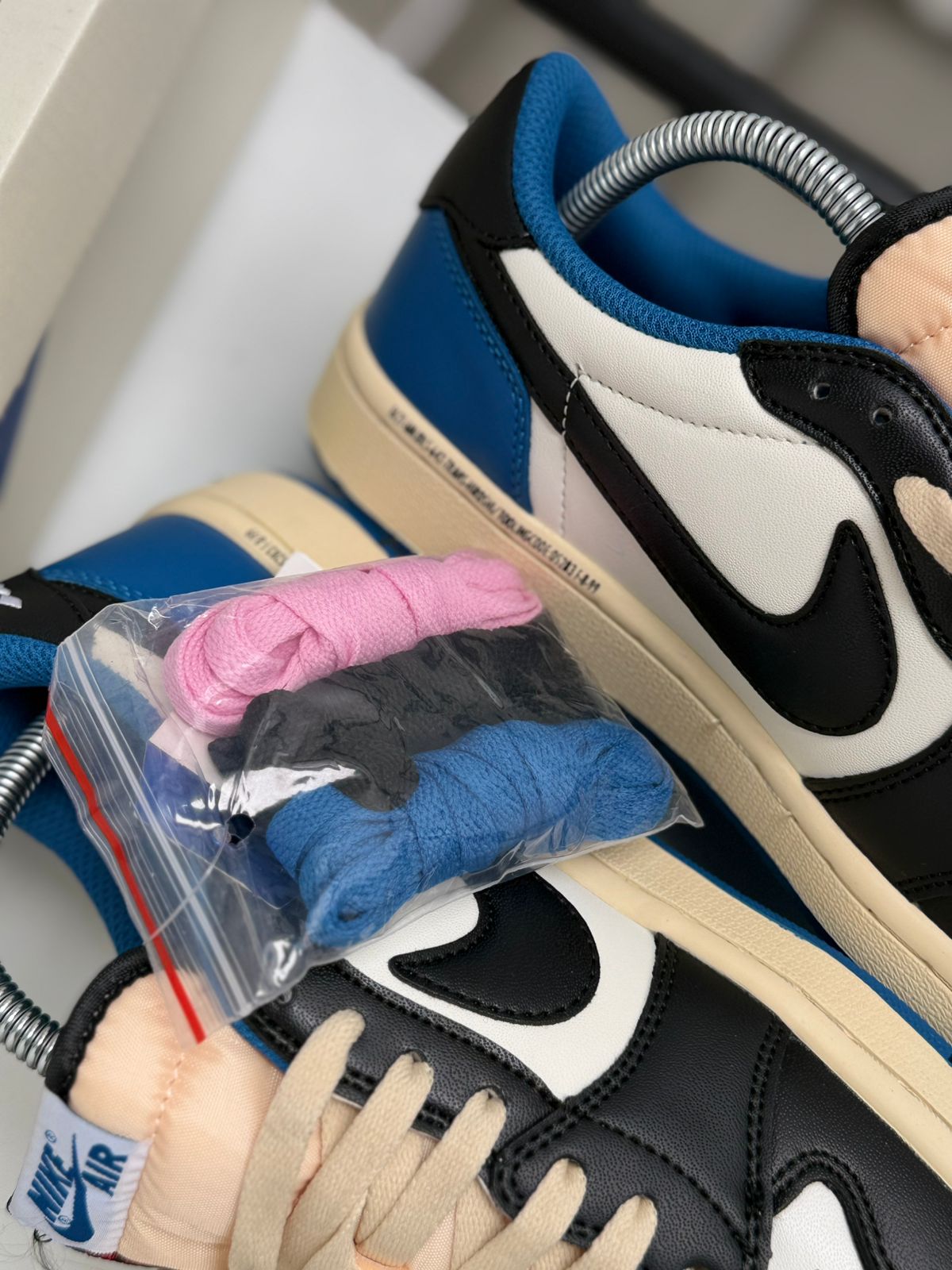 Nike Air Jordan 1 Low X Travis Scott y Fragment Design