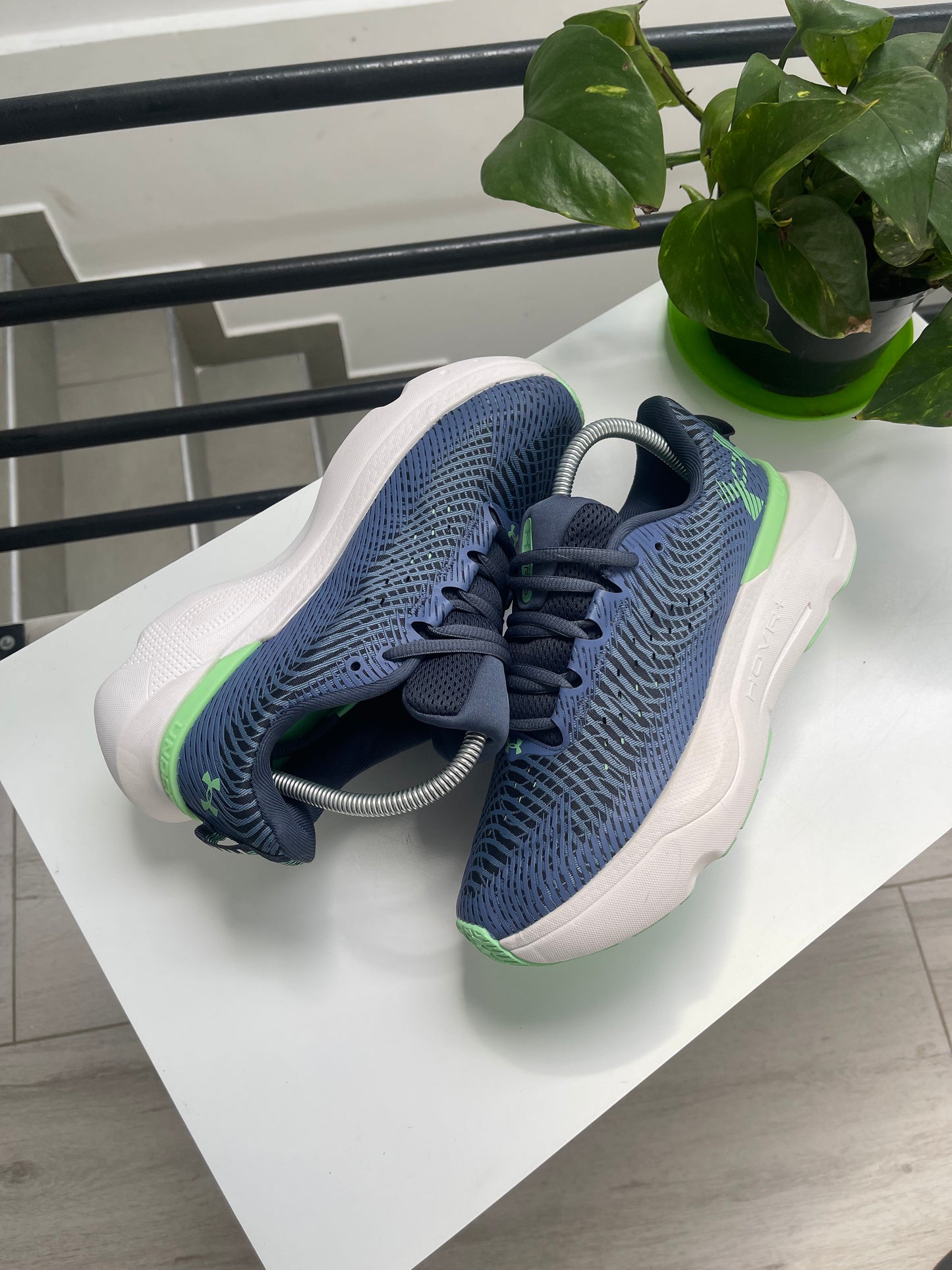 HUNDER ARMOUR HOVR 4+