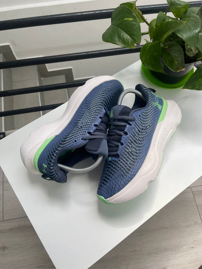 HUNDER ARMOUR HOVR 4+