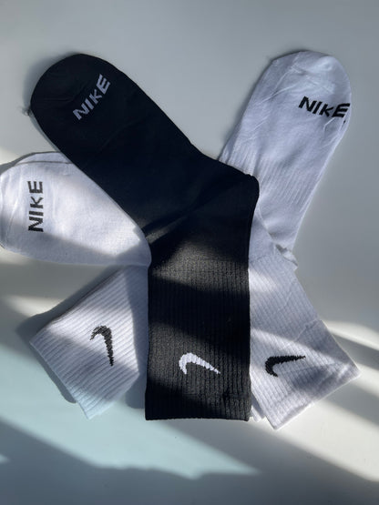 Medias Nike Caña Alta x3 – Comodidad y Estilo Streetwear