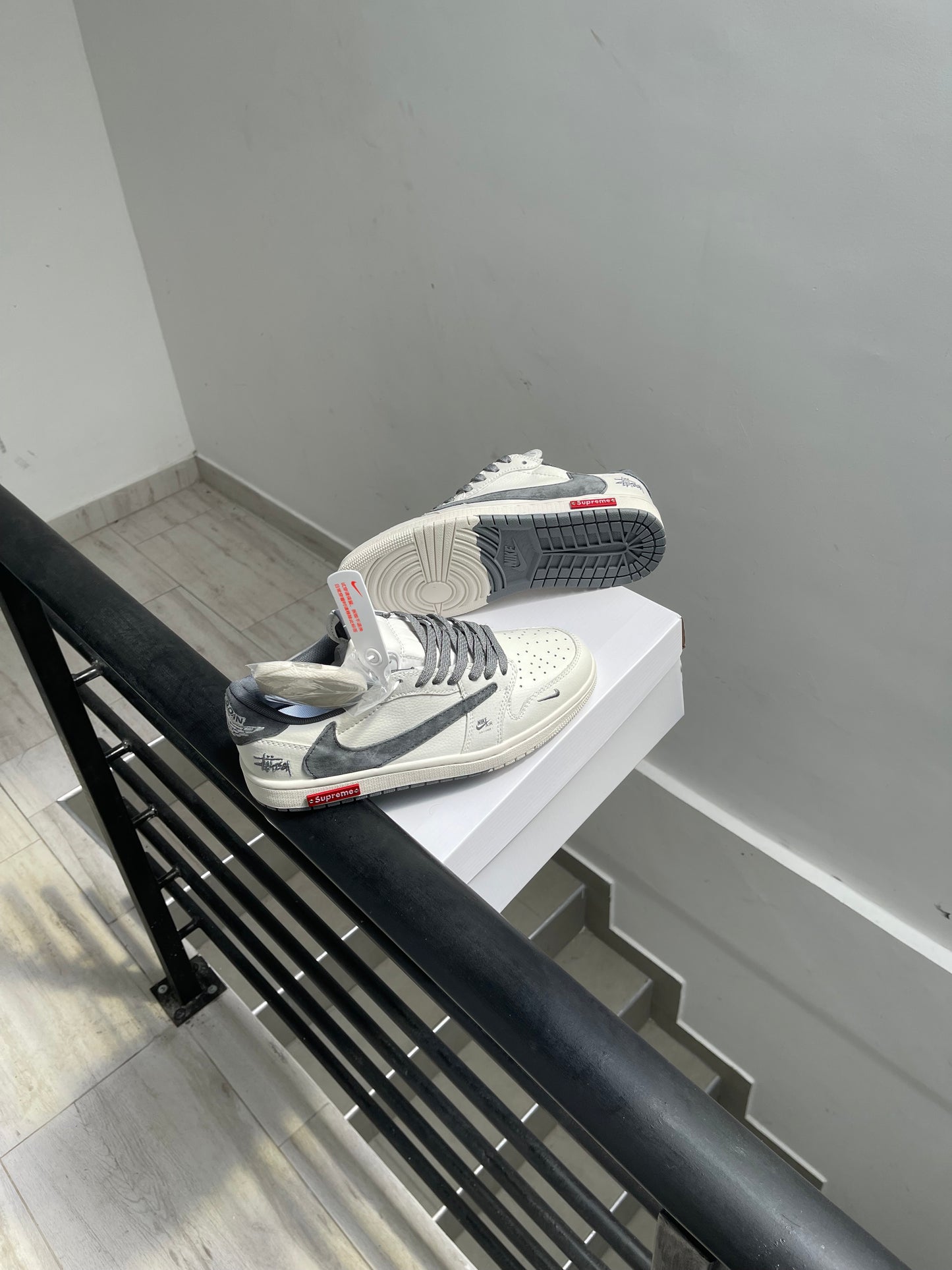 Jordan 1 Low Travis Scott x Supreme