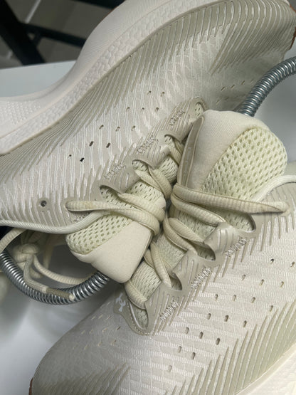 HUNDER ARMOUR HOVR 4+