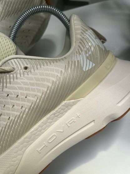 HUNDER ARMOUR HOVR 4+