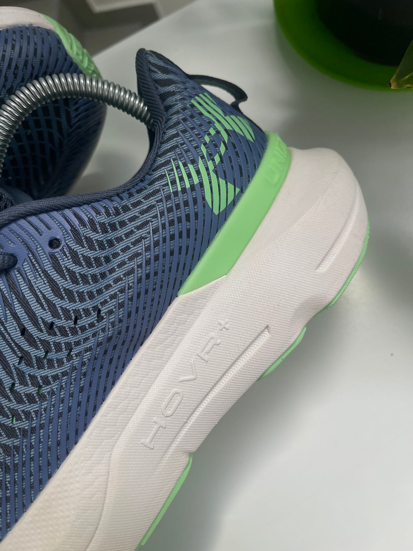 HUNDER ARMOUR HOVR 4+