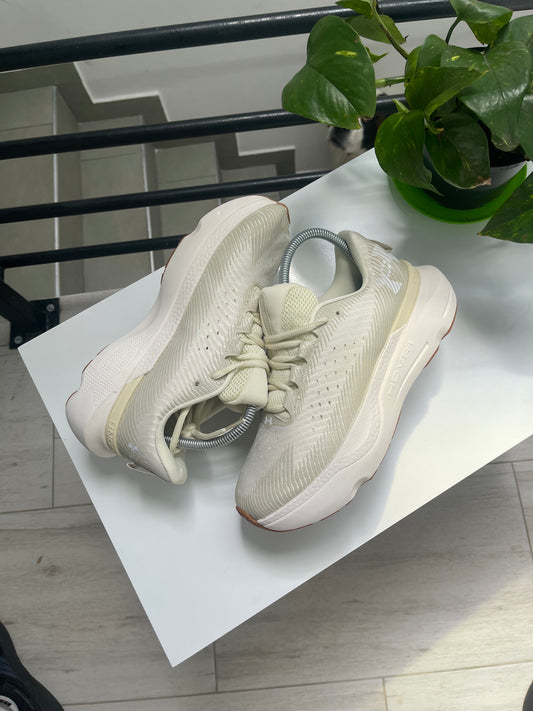 HUNDER ARMOUR HOVR 4+